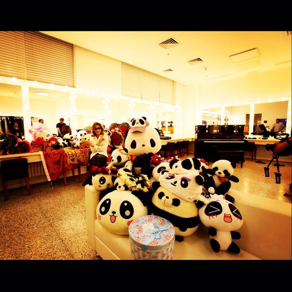 YoshikiOfficial's tweet photo. #BackStage in #Beijing with #Pandas!  Thanx! I'm on my way to #Bangkok!
 #YoshikiWorldTour http://t.co/AnbgeS2Z6h http://t.co/6rjHi82J8R