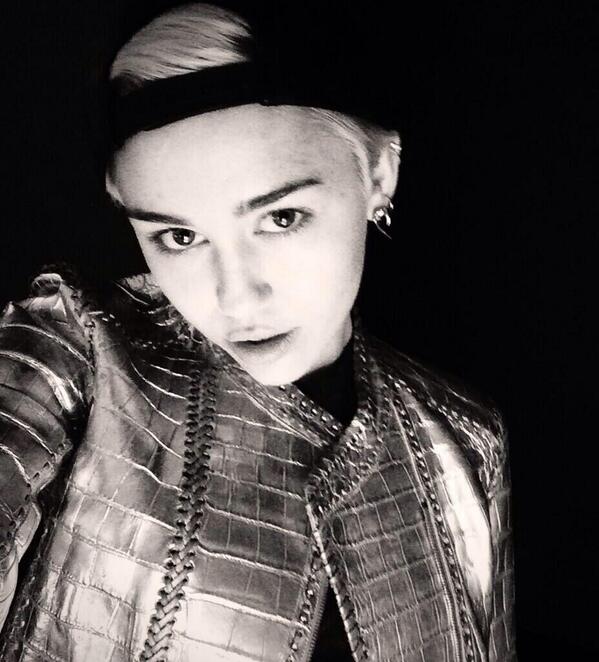 ExtraMiley's tweet photo. 😻
1 RT = 1 Vote
#MileyForMMVA http://t.co/6WahpAyouc