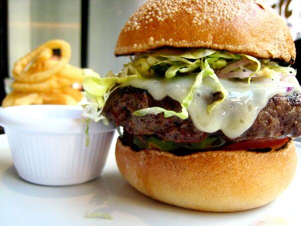 SortirAPaname's tweet photo. Nouvel article en ligne : http://t.co/1o3tQee1Zv
Des vrais #hamburgers ! #Paris http://t.co/S8m5ZYlub8