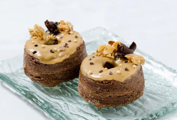 VegasBiLL's tweet photo. A combo of 2 flavors, butterscotch + caramel #Kronut is a new fave at #MOCakeShop http://t.co/TPwR6pFMjR RT @MO_JAKARTA