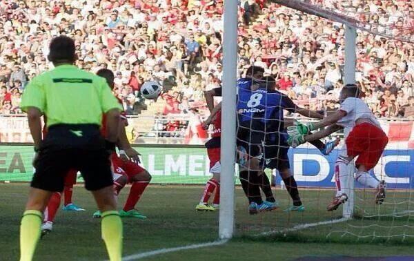 (#Latina è forte ma) Crimi blocca <a href="/enricoguarna/">Enrico Guarna</a> e la palla su <a href="/diegopolenta92/">Diego Polenta</a>. Dove guarda l'assistente? #amalabari