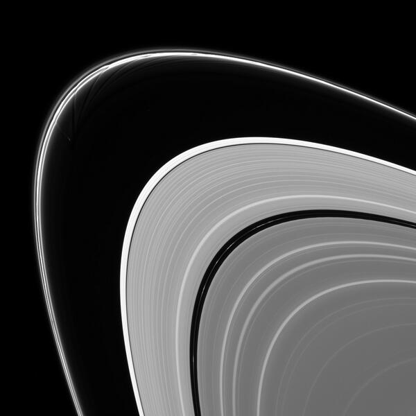 AstroKosmoCZ's tweet photo. RT @NASA: @CassiniSaturn zachytila saturnův měsíc #Prometheus v prstenci F http://t.co/CRXwdayCZV http://t.co/SUX4y4hoY1