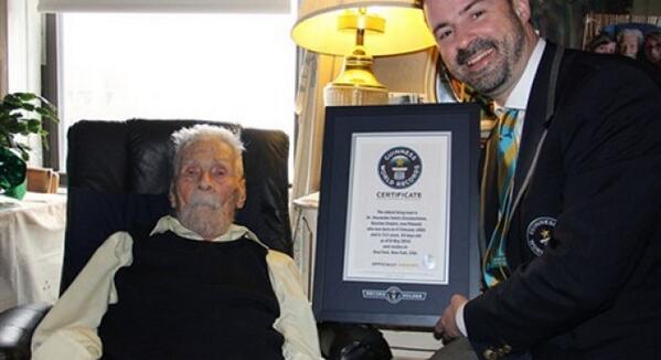 antena3com's tweet photo. Muere Alexander Imich, el hombre más viejo del mundo, a los 111 años http://t.co/0ZfFz6vtpN http://t.co/soCmDvEDAf