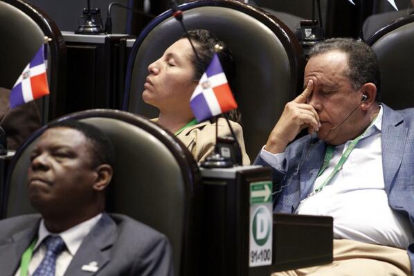 Vergüenza. Nuestra bandera y nuestro dinero. Legisladores de RD van a dormir a México