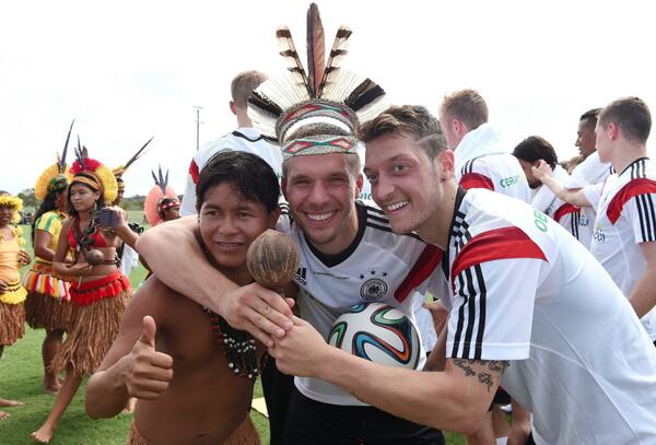 fifaworldcup_pt's tweet image. O treino da Alemanha teve visitantes especiais nesta segunda. @Podolski10 e @MesutOzil1088 curtiram! #Copa2014