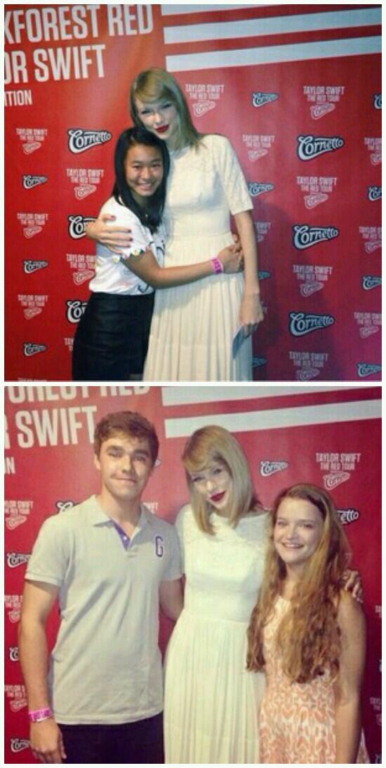 TSINDO_'s tweet photo. Beberapa Swifties yg beruntung ikutan meet and greet di #REDTourSG so lucky ;) http://t.co/xfRChAdQxr
