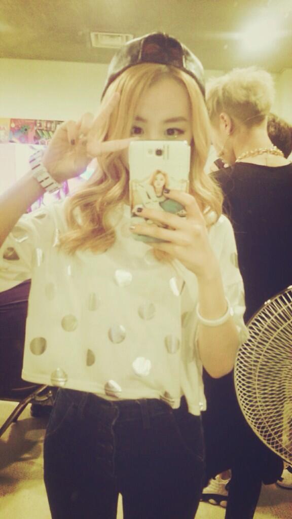 soeundorphin's tweet photo. 요즘 이 케이스가 유행이라던데 ( ͡° ͜ʖ ͡°) 사실 이 케이스엔 비밀이 있습니다! 산 순서를 알 수 있어요! 오른쪽 아래에 77, 10 7(노림) 같은 의미있는 ^^ 숫자가 새겨지신 분은 인증샷 해주시라능 http://t.co/agn37Uz7F9