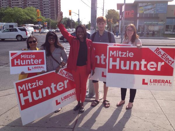 MitzieHunter's tweet photo. Wonderful reception at this morning's wave. Special thx to our amazing volunteers!! #scarbguild #voteon http://t.co/WVWLYiTdzp