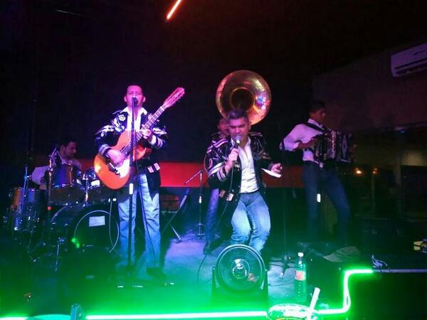 UltimoRangoNB's tweet photo. Todo el ambiente en apodaca nl http://t.co/MyXXVCiEFH