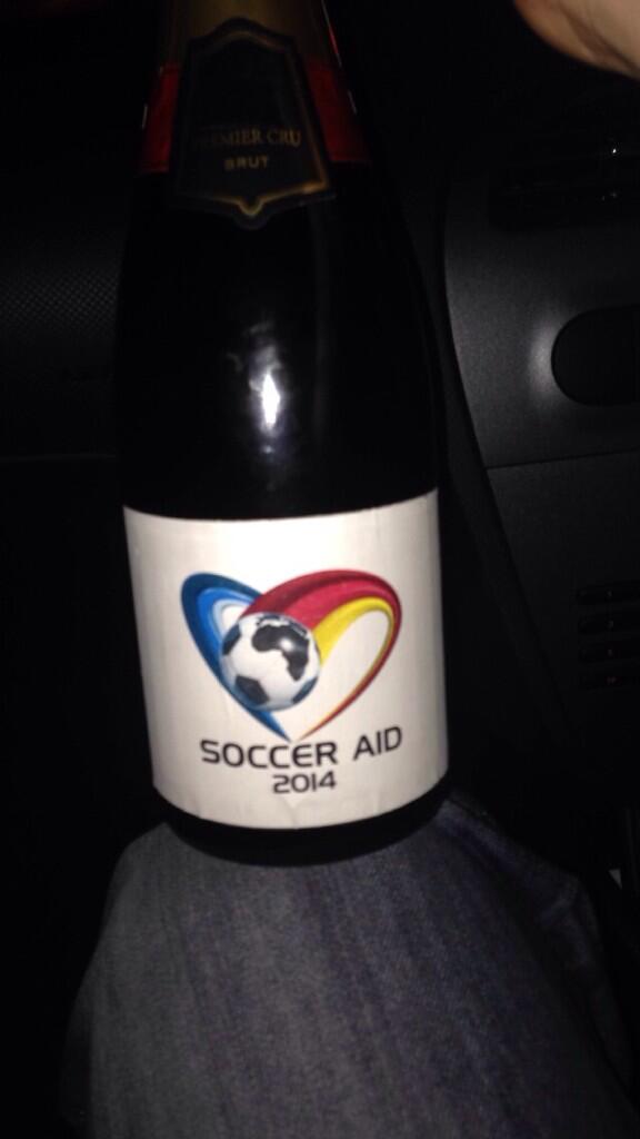 ArronCummings's tweet photo. Thank you @thedavidseaman for the champaign... Good performance from both teams @robbiewilliams great entertainment http://t.co/PIjSbcoHf5