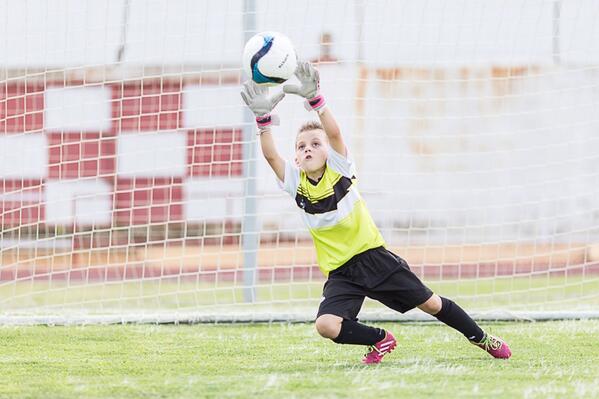 Viesgo_ES's tweet photo. ¡Gracias a todos los que habéis hecho posible la celebración un año más de la Copa E.ON en San Roque #FamilyFootball http://t.co/LP7IC6FboE