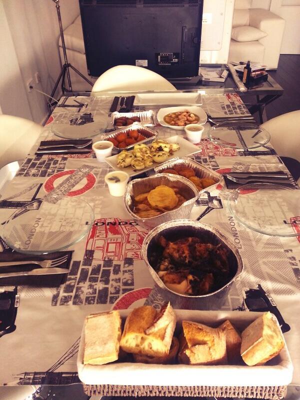 Nuria__Navarro's tweet photo. Pedazo de comidica ke nos vamos a marcar y luego un buen baño @lidyavera003 #jose #lorena #juanan #másdíasasí http://t.co/jn9xAg2Cdg