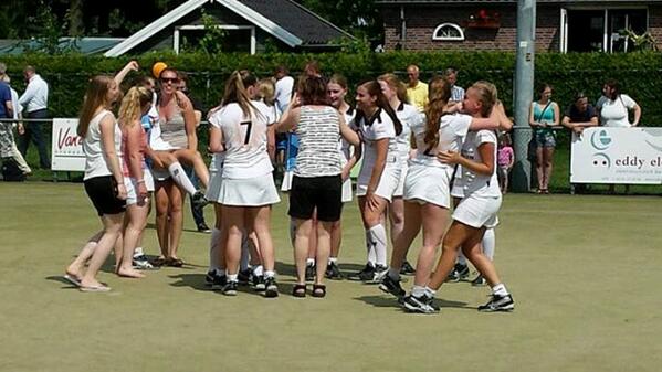 GMVDeWuilus's tweet photo. Weej felisitere @SwiftVelden A1 met os dames van os Gardes met 't verdeende landskampioenschap! http://t.co/TCkPq4AYoH