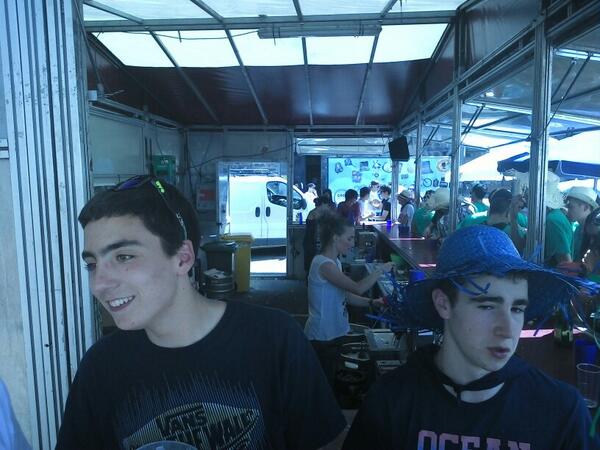 JardunEus's tweet photo. Jardunekoak plazako txosnan lanean herri bazkari bitartean http://t.co/xvTnrrdDaj