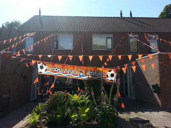 amse1993's tweet photo. Straat oranje gekleurd http://t.co/CamtForaKg