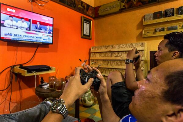 Turut berbahagia kak "<a href="/iqbalt/">Iqbal Tuwasikal</a>: Mayan mlebu twitter :) "<a href="/orakarikndhog/">indra aja</a>: Game PS anyar kih… ""