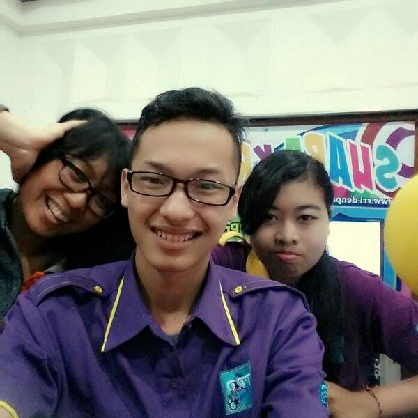 Hp gue di pake selfie-an gaje <a href="/karadya_/">K A R A</a> @DinoHerdinan