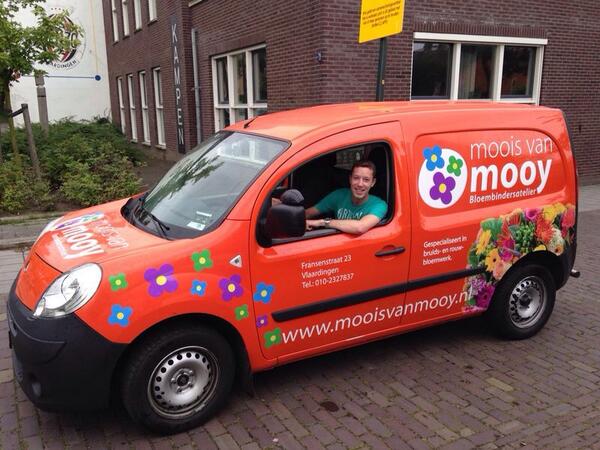Vandaag zijn de stickers op onze auto geplakt. We zijn er blij mee!