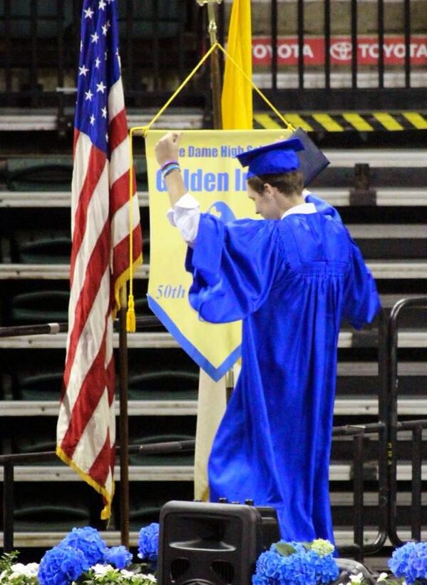 evan_prender's tweet image. @ry_Prendie  is that dude. Tossing up that money after receiving his diploma #getmounted #money #manziel #d1bound