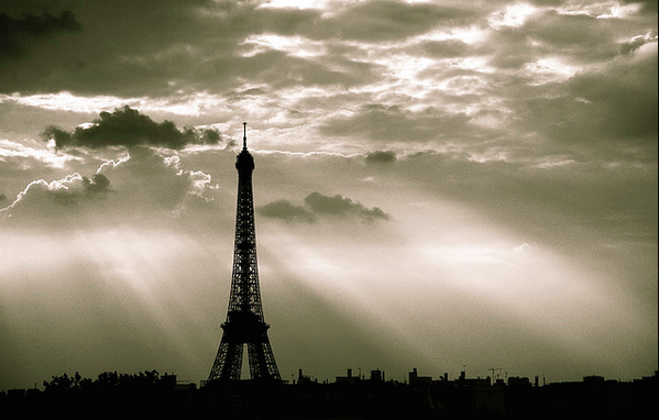 ParisZigZag's tweet photo. « La vie, ce n'est pas d'attendre que l'orage passe, c'est d'apprendre à danser sous la pluie. » Sénèque http://t.co/BejSEXdtOx