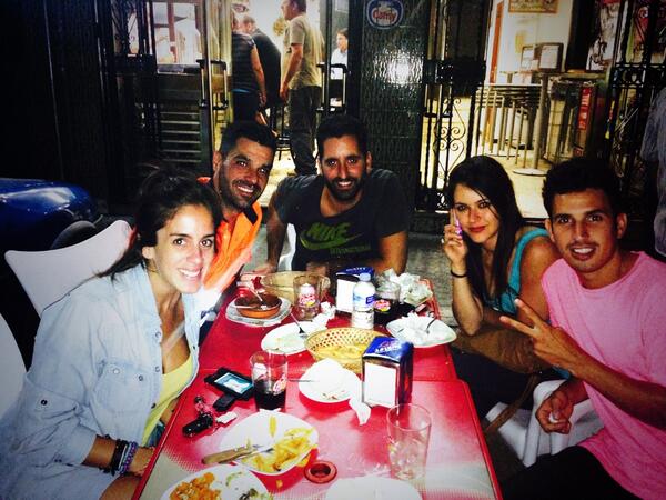 AnabelPantoja00's tweet photo. Nada como volver a cenar en el Salva pero esta vez con mi @marian8321 
Parece mentira que estés aki!!!
@millo_jose ✌️ http://t.co/pbAtUOY26J