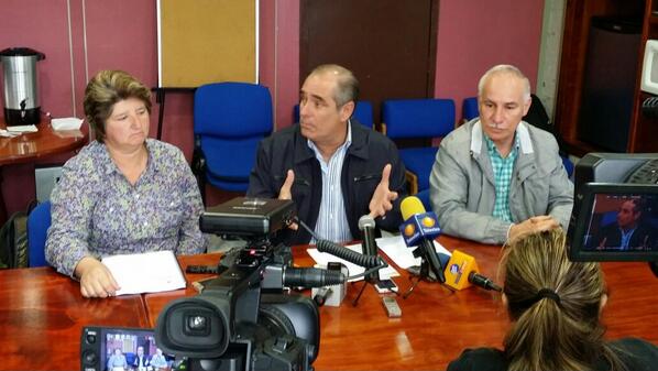 GLPANVer's tweet photo. Rueda de prensa de GLPAN anunciando iniciativa de Reforma a la Constitución del Estado en materia Político Electoral http://t.co/mY6DiMwCQk