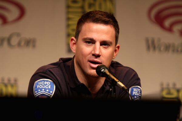 Famously's tweet photo. Channing Tatum Is Very Good at Changing Diapers http://t.co/4rIKAJUQfJ http://t.co/iHeO0RPR6v