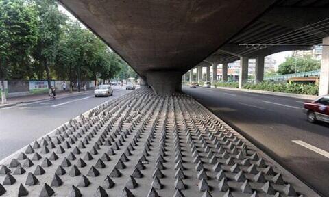 _Paisajes_'s tweet photo. Si aceptamos que en Europa se extiendan los pinchos en el suelo contra mendigos, estaremos más cerca de la barbarie. http://t.co/14PD6qmqv8