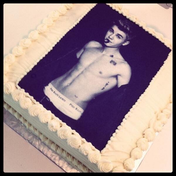 metrauhl's tweet photo. RT this if you would eat this cake http://t.co/o6VXRcctyM