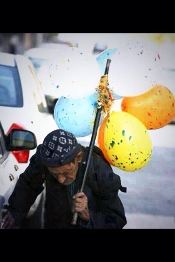met33p's tweet photo. ٰ

لو إن حــزنه ، يـوّكل عيَش !!!
ما باع ، فـ الشـارع الفرحه !

محتاج فرحه عشان ايعيش ،
والناس تفرح ، على جرحـه !

ٰ http://t.co/2svIWgm7Or