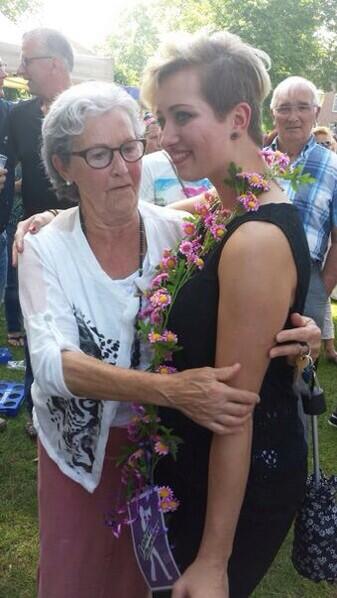 Code oranje geen belemmering. Gefeliciteerd Evi! RT ?.winnares van @rabodommelstr - @VoiceofNuenen Evi Schuts met oma