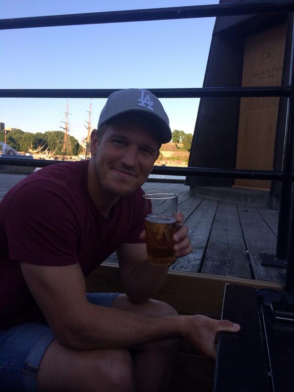 sindresvadberg's tweet image. I dag slo vi Lyn 2 4-1 og min kjære bror @lars_martinsen scora fra midtbanen og feira som Beckham! #Mænju #Ullern