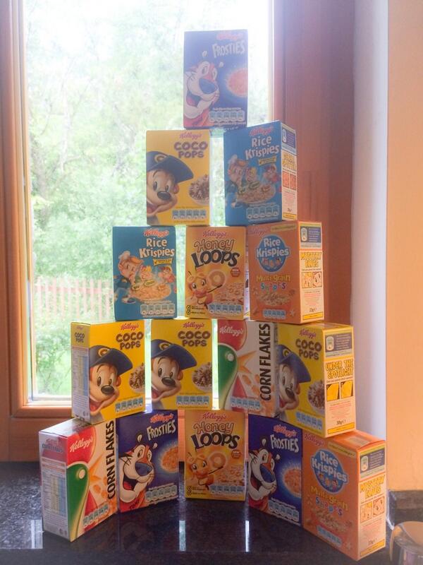 Rioghnat's tweet photo. “@modevision: Holiday pyramid! #makingmemories http://t.co/TznEMGvQM8”