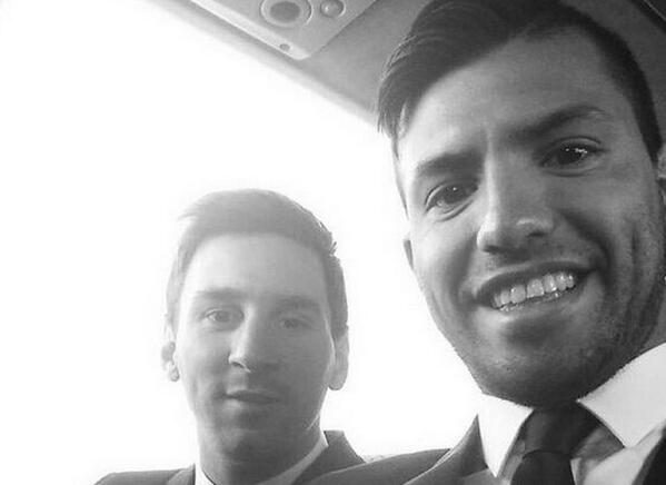 Sebasmolinos2's tweet photo. La selfie de Kun y Messi antes de subirse al avión http://t.co/nfY0dxttfO  http://t.co/GLei6adDPE