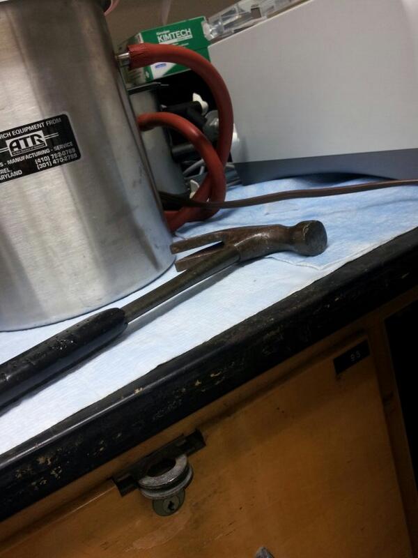 AdrianCyo's tweet image. Hammer to smash my feelings Jk smashing dry ice only hammer #lablyfe #nolife