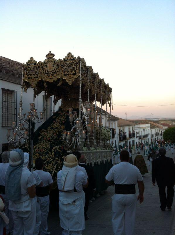 Que bonito te llevan tus costaleros, Señora.