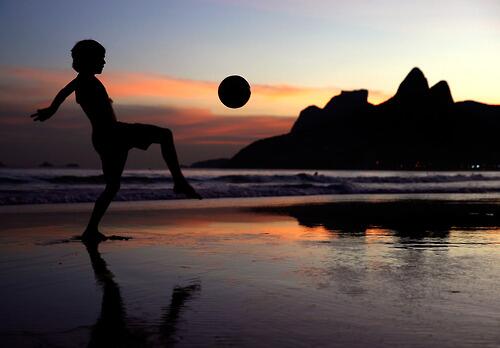 MotivacionesF's tweet photo. Un balón de fútbol para ser feliz en cualquier lugar del mundo... http://t.co/gwiyB3Sefr