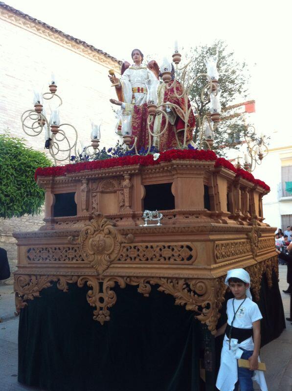 Oración en el huerto...Con un pequeño costalero!Aquí hay futuro,seguro nuestras tradiciones no se perderán con ellos.