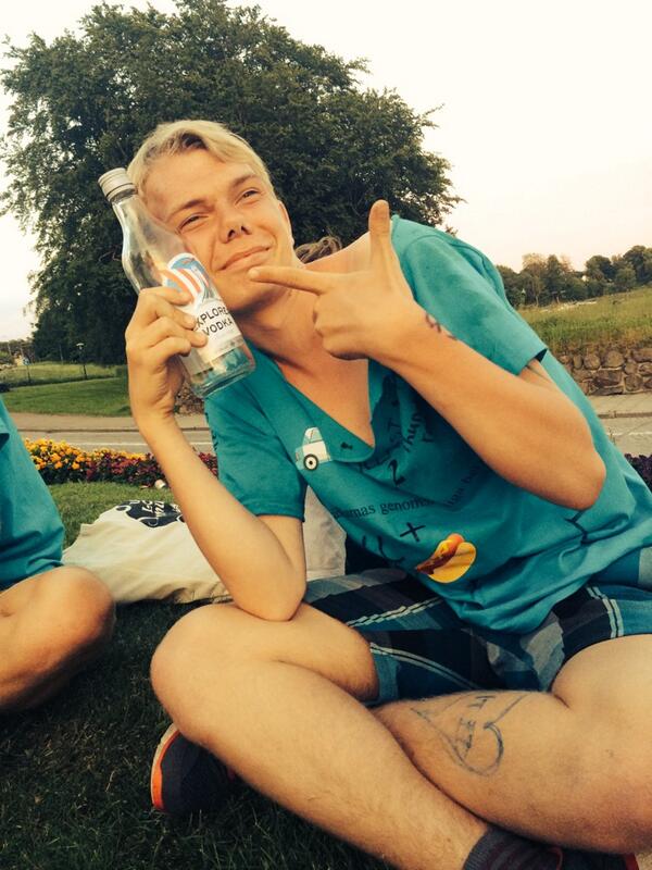 matildaljs's tweet photo. Denna killen gör allt för att ha en trekant med Veronica Maggio och Lasse Vibe http://t.co/bK0oW4PHDo