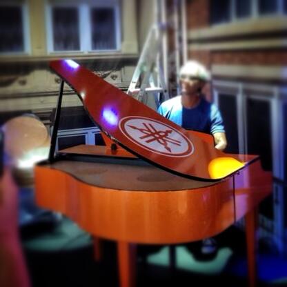 Nu op #rtl4  #VIoranje, 'onze' vleugel van <a href="/YamahaPianos/">Yamaha Pianos</a> in botsautootjesoranje, klaar voor #wk2014