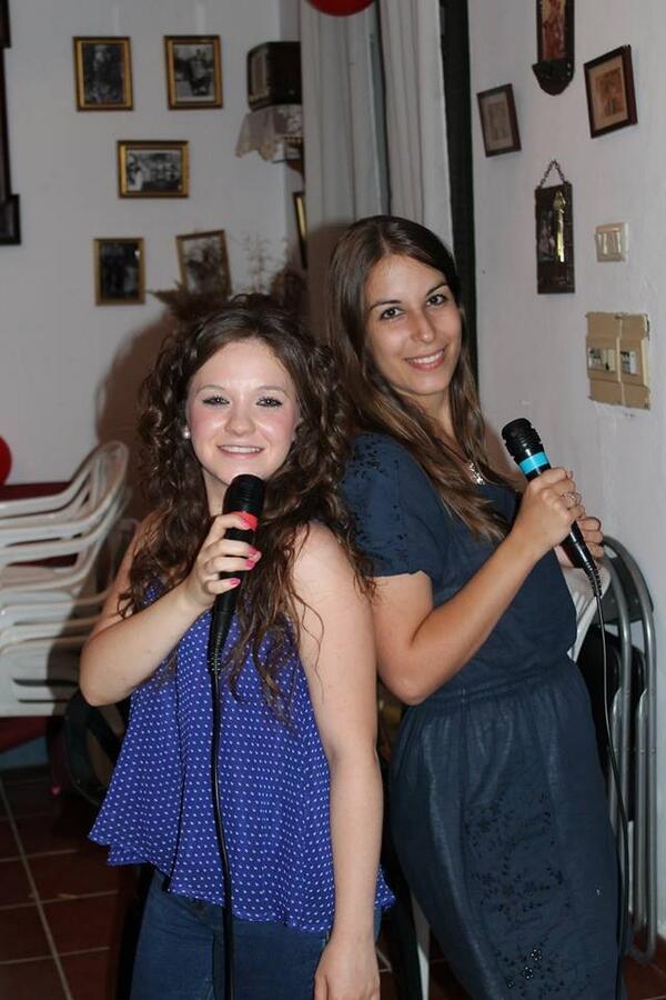 Taniacg692's tweet photo. Las ganadoras del singstar... Dejamks mucho q desear @VrMimbrero http://t.co/FDNoO4hgRq