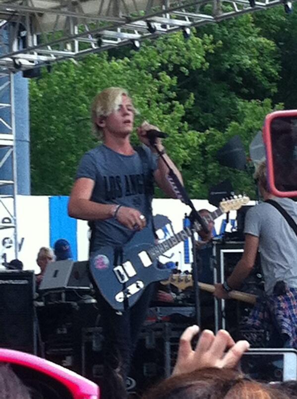 biancatoscano9's tweet photo. @officialR5 #RossLynch #KFEST2014 😁💗 http://t.co/bKmaYDBs4u