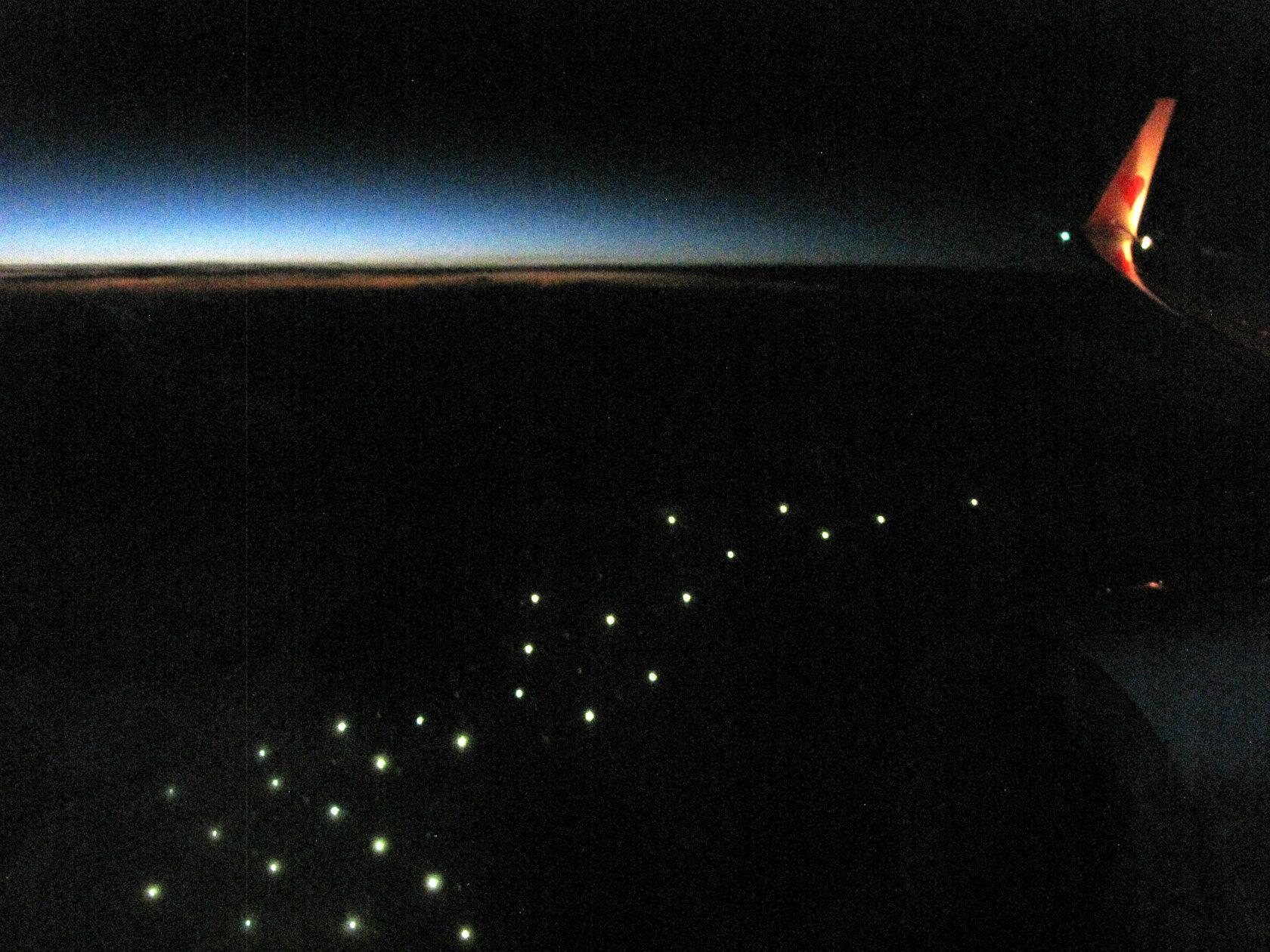 なごやん 漁火 いさりび 夜人工衛星から日本を撮影すると 陸地より日本海の方が明るく光っている どんな都市光より強烈な漁船の集魚灯の光 飛行機から見ても漁船の船団の光はすぐ分かる Http T Co Mo8fj6fwgh Twitter