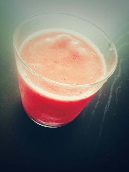 冷蔵庫にあるフルーツ全部入れてしまえアサイースムージー♡笑   を飲みながら新聞タイム http://t.co/Rwjh9ZSZZY