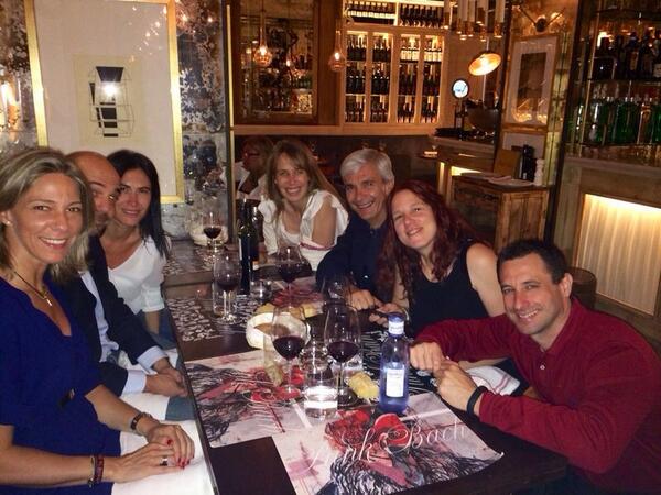 paloaguado's tweet photo. Cenando en @PunkBach Muy rico todo!! @nchslv @mariuluchetti @Peliangelica @Ignacio_Molina5 @Cesar_Vargas @punetica http://t.co/4Rn0ogpqjT