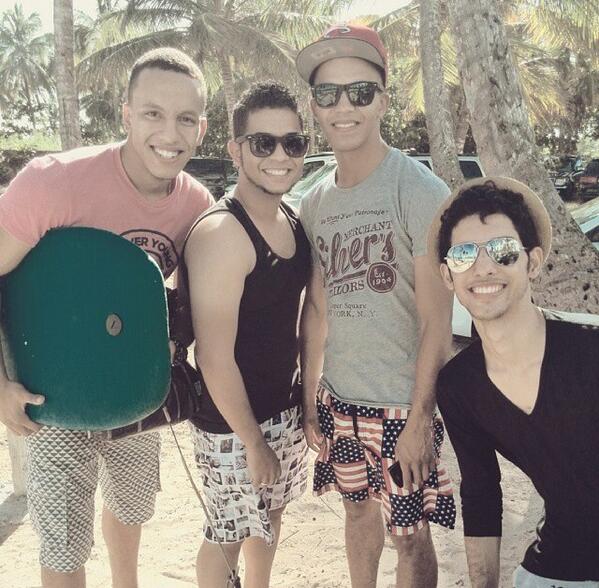 Fergoatted's tweet photo. Eyyyy! Nunca vi está foto. This one's from a few months ago. #chillin #beach #friends #surf #caribbean #sun #summer http://t.co/WBccFtWPcE