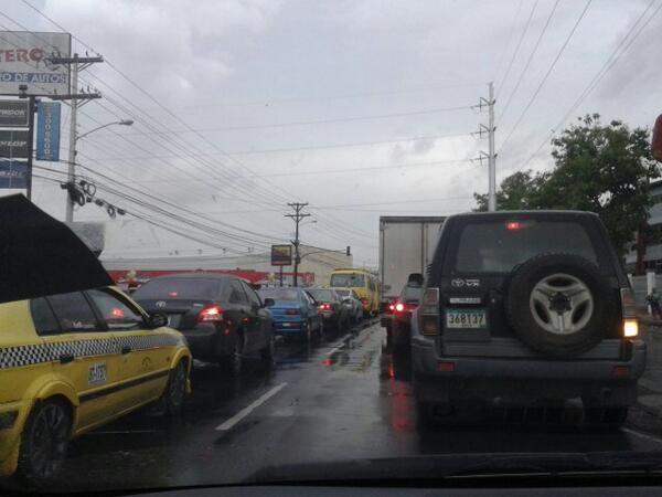 joseluiskyrios's tweet photo. @tvnnoticias  tranque por el área del hipódromo #Panama http://t.co/BYIiIbibjU