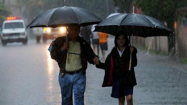 TReporta's tweet photo. Protección Civil declara alerta por lluvias en El Salvador http://t.co/EGjnULE6GB http://t.co/5U4z2GHLPW