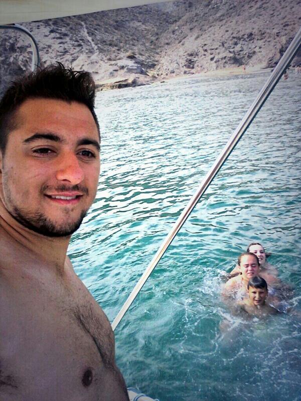 AmaliaCoronado's tweet photo. Tarde de playa estupenda con mis tres amores! @davidraso93 @Maria_Gallego_7 http://t.co/uieu7bYCVj