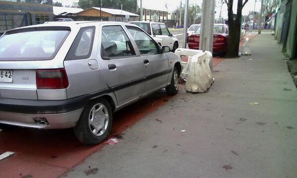 biobio's tweet photo. FOTO CIUDADANA: El ‘particular’ uso que dan algunos automovilistas a ciclovía en Chillán http://t.co/c0U2SterrJ http://t.co/WlXyj8x0ni